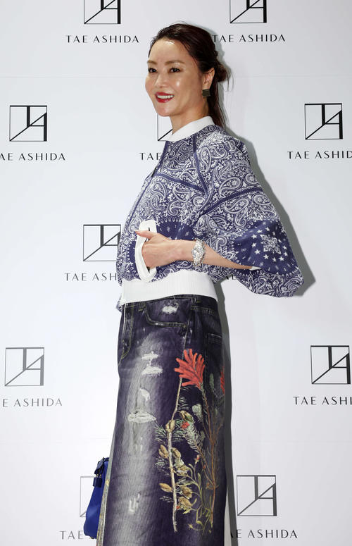 「TAE ASHIDA AUTUMN WINTER COLLECTION 2024－2025」にゲスト来場し、ポーズを取る観月ありさ（撮影・宮地輝）