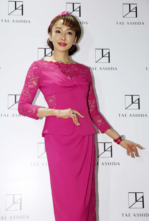 「TAE ASHIDA AUTUMN WINTER COLLECTION 2024－2025」にゲスト来場し、ポーズを取る神田うの（撮影・宮地輝）