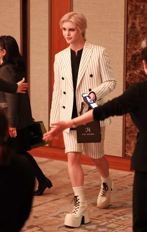 「TAE ASHIDA AUTUMN WINTER COLLECTION 2024－2025」にゲスト来場するMatt（撮影・宮地輝）
