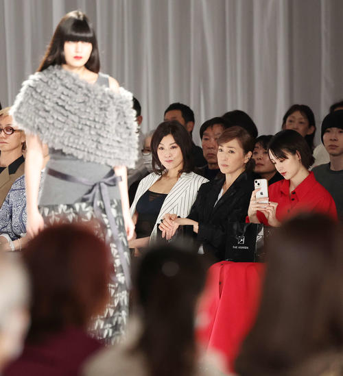 「TAE ASHIDA AUTUMN WINTER COLLECTION 2024－2025」を観覧する、左から藤原紀香、高島礼子、剛力彩芽（撮影・宮地輝）
