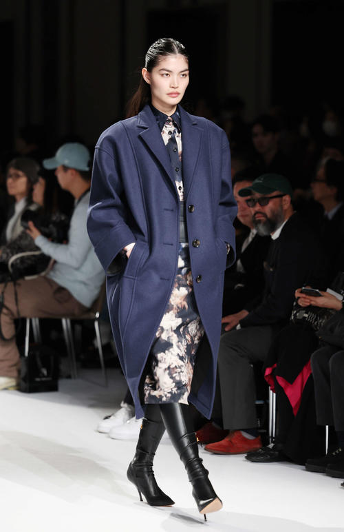 「TAE ASHIDA AUTUMN WINTER COLLECTION 2024－2025」でランウェイを歩く福士リナ（撮影・宮地輝）