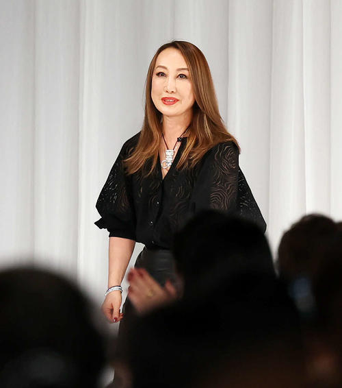 「TAE ASHIDA AUTUMN WINTER COLLECTION 2024－2025」であいさつする芦田多恵氏（撮影・宮地輝）