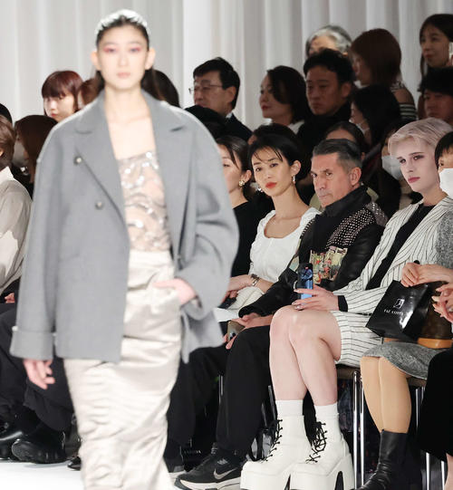 「TAE ASHIDA AUTUMN WINTER COLLECTION 2024－2025」にゲスト来場し、鑑賞するMatt（右端）とパンツェッタ・ジローラモ（右から2人目）（撮影・宮地輝）
