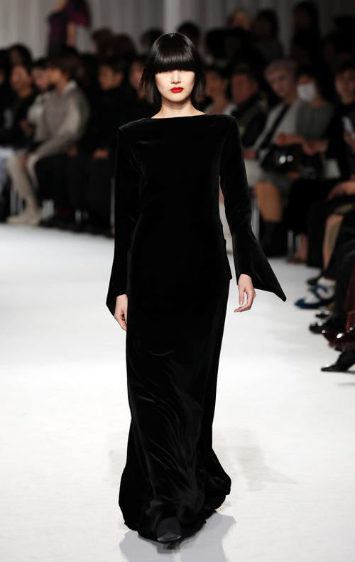「TAE ASHIDA AUTUMN WINTER COLLECTION 2024－2025」でランウェイを歩く稲垣貴子（撮影・宮地輝）