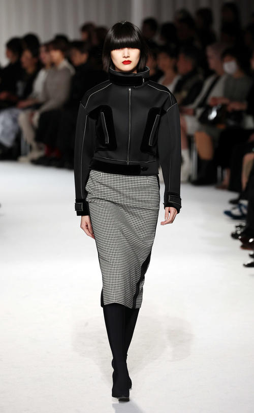 「TAE ASHIDA AUTUMN WINTER COLLECTION 2024－2025」でランウェイを歩く稲垣貴子（撮影・宮地輝）