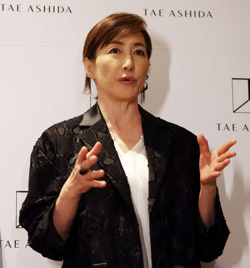 「TAE ASHIDA AUTUMN WINTER COLLECTION 2024－2025」にゲスト来場し、記者の質問に答える高島礼子（撮影・宮地輝）