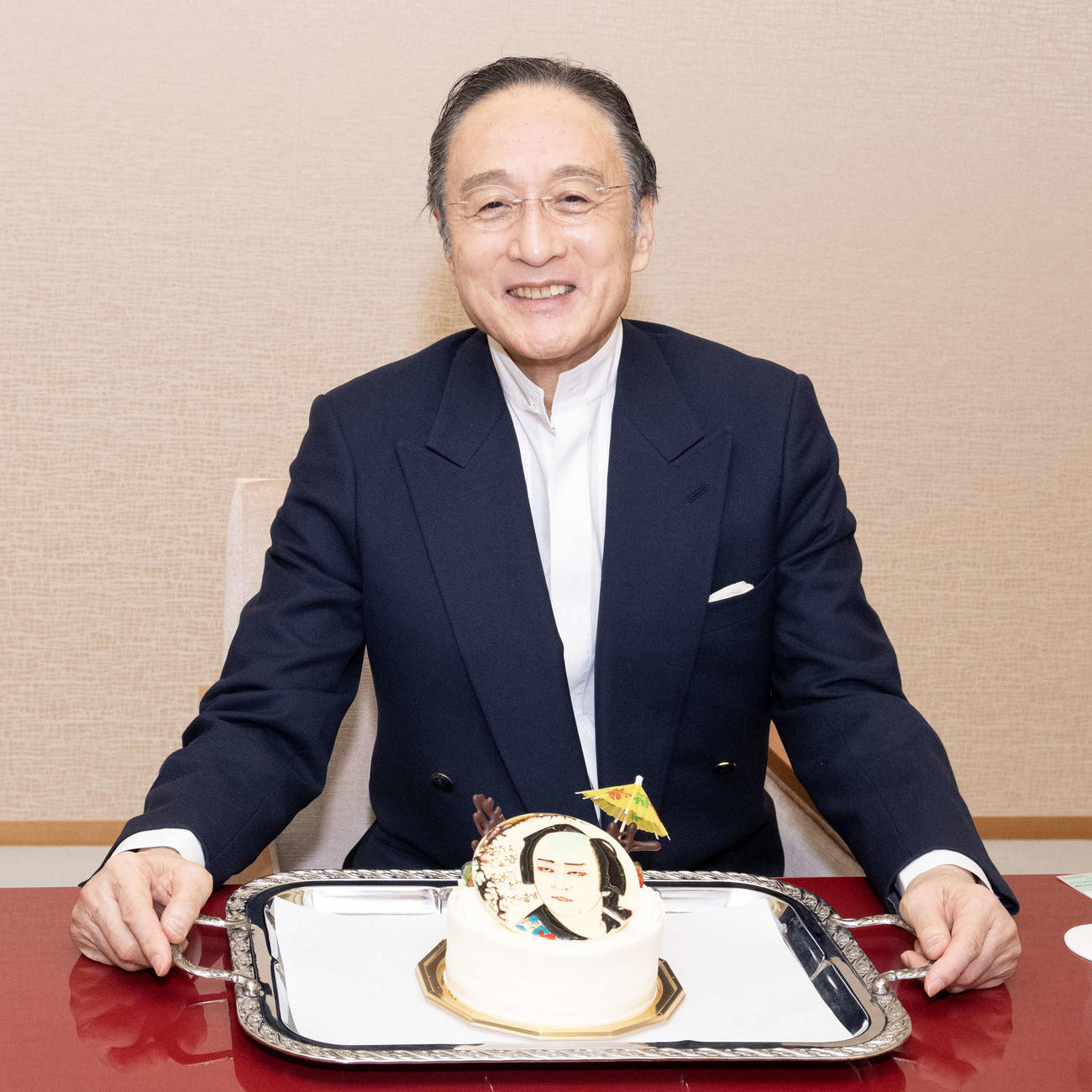 似顔絵入りケーキで誕生日を祝福される片岡仁左衛門