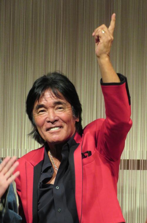 真っ黒な肌で豪快に笑う松崎しげる、心の中はピュアホワイト　“出待ち”直撃取材にも丁寧に対応