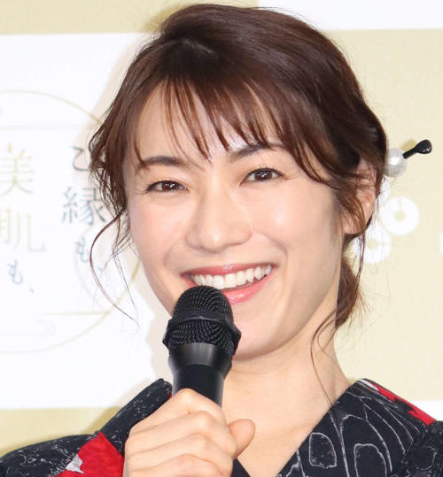 内山理名「春ですね」と花柄ドレスを投稿「ドンドン綺麗になっていきますね」の声
