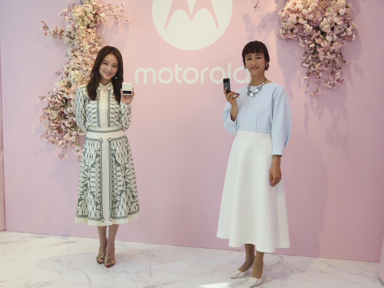 「motorola razr 40 sakura POP－UP」プレスビューに出席した谷まりあ（左）と前田有紀さん