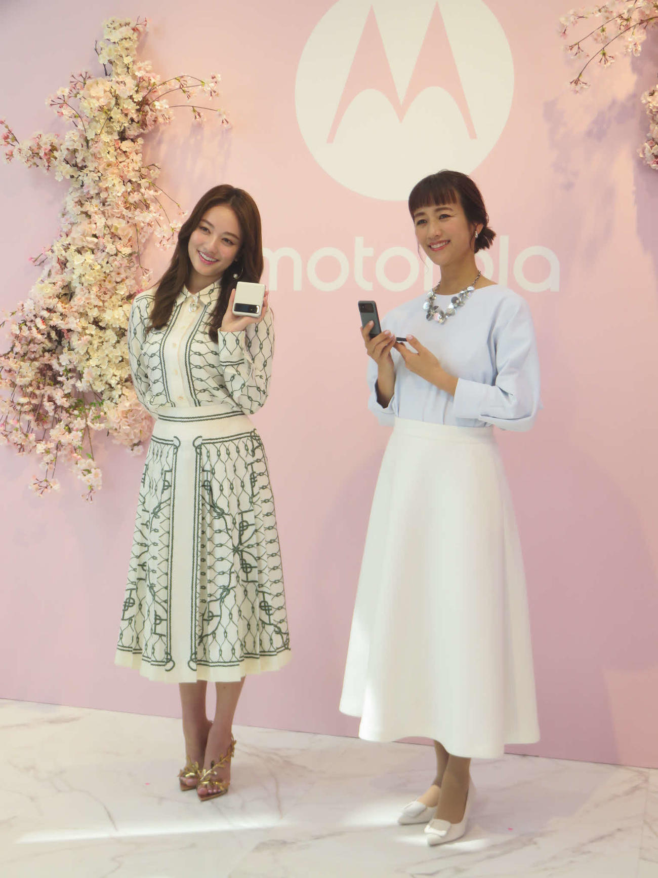 「motorola razr 40 sakura POP－UP」プレスビューに出席した谷まりあ（左）と前田有紀さん