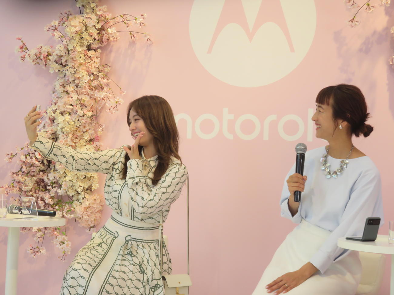 自撮りする谷まりあ（左）と前田有紀さん