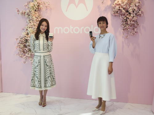 谷まりあ、元テレ朝の前田有紀さん　折りたたみスマホ「開いた時に折り目がない」「コンパクト」