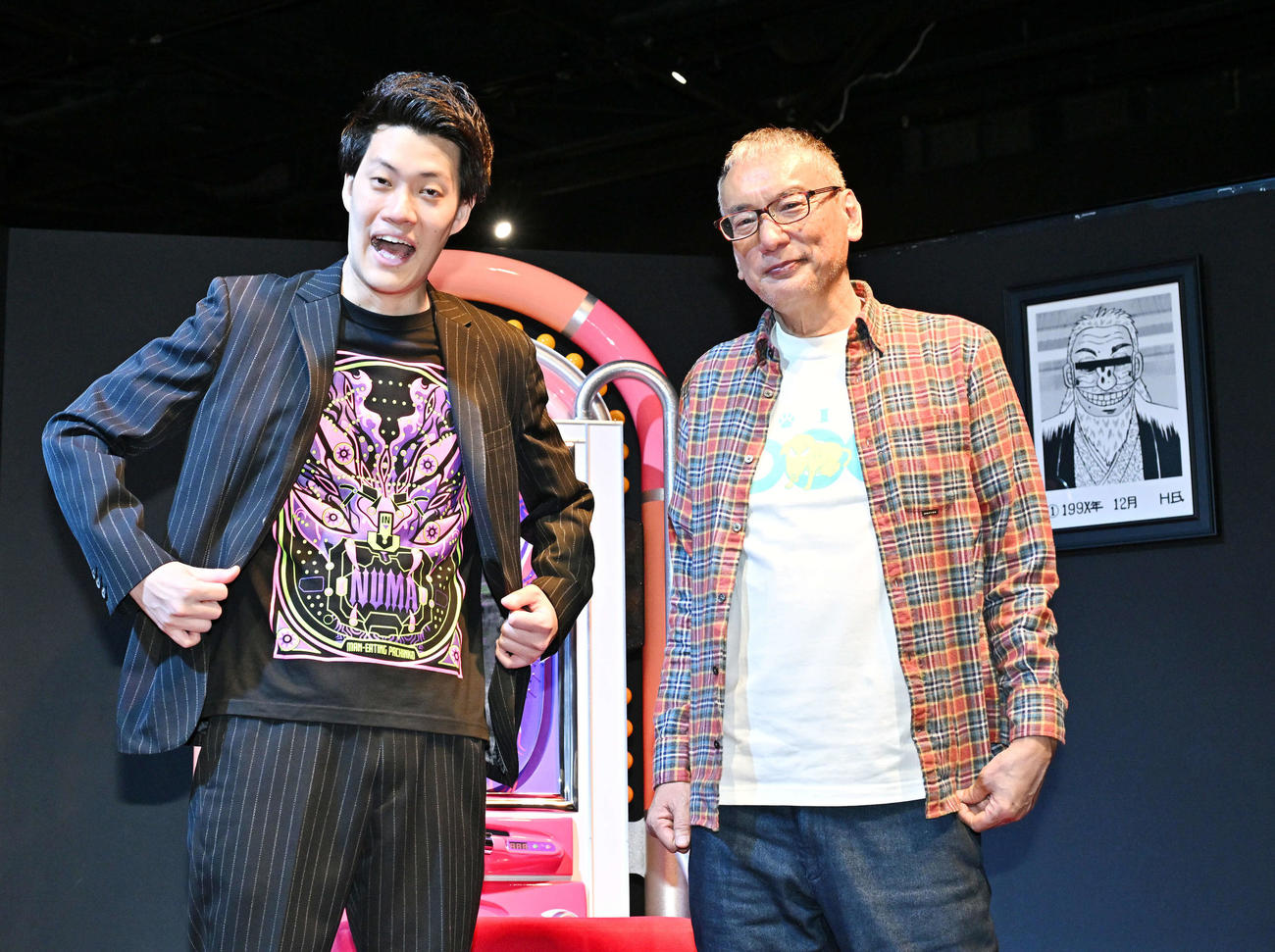 記念撮影する霜降り明星の粗品（左）と福本伸行氏（撮影・滝沢徹郎）