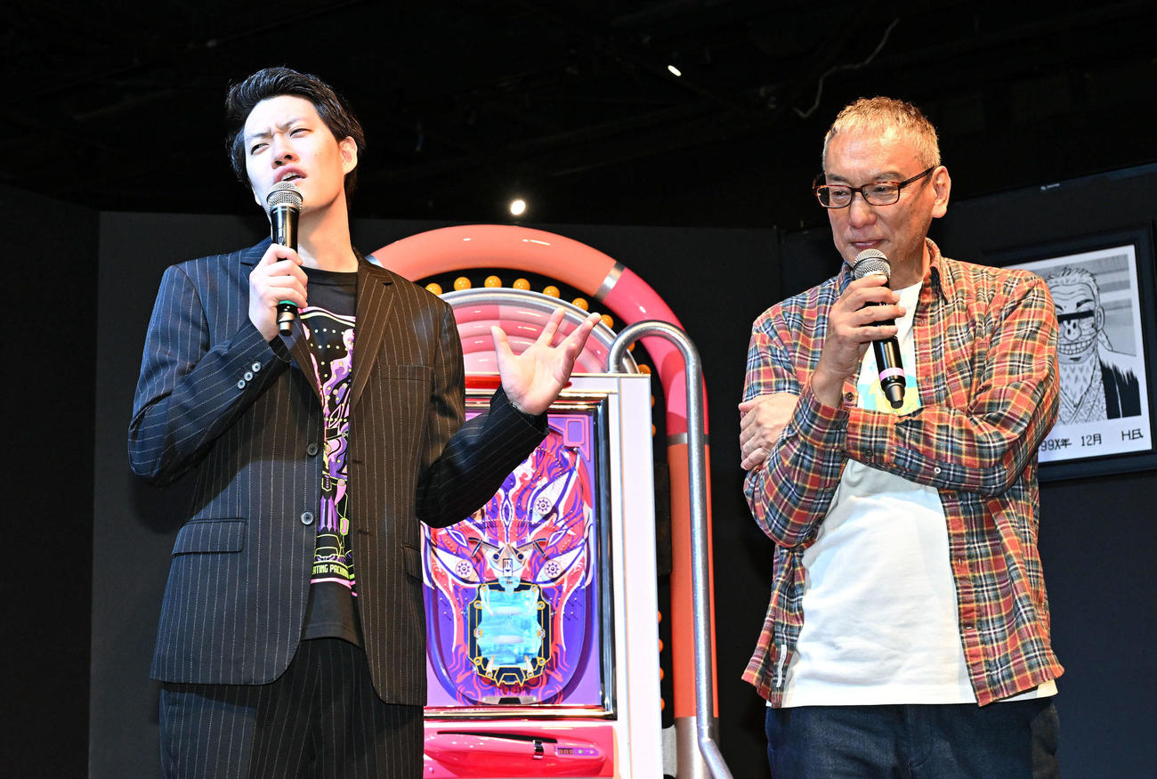 トークする霜降り明星の粗品（左）と福本伸行氏（撮影・滝沢徹郎）