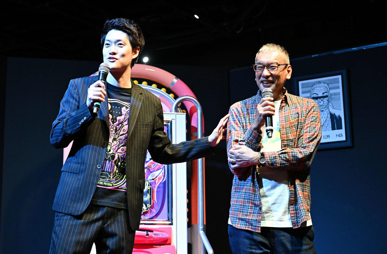 トークする霜降り明星の粗品（左）と福本伸行氏（撮影・滝沢徹郎）