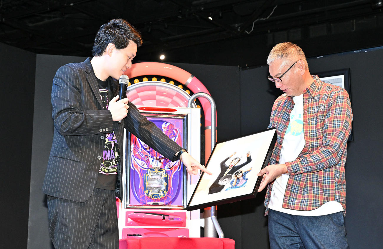 福本伸行氏（右）からサプライズで絵をプレゼントされ喜ぶ霜降り明星の粗品（撮影・滝沢徹郎）