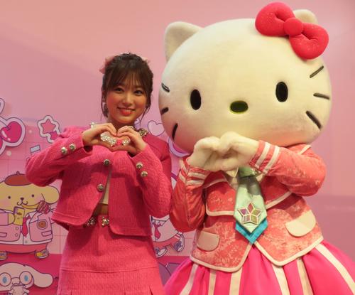 矢吹奈子、サンリオイベントをPR　キティちゃんに抱きつき感激！「韓国から取り寄せた衣装」