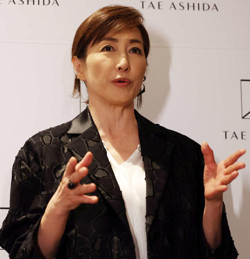 高島礼子、ファッションショーで会った神田うの・観月ありさとスリーショット「オーラ見える」