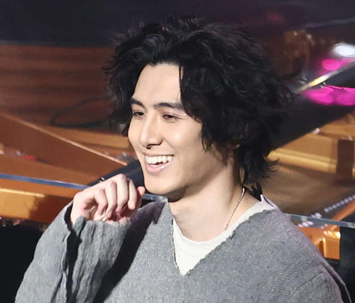 藤井風、新曲「満ちてゆく」のミュージックビデオで老爺に変身　特殊メークの過程明かす