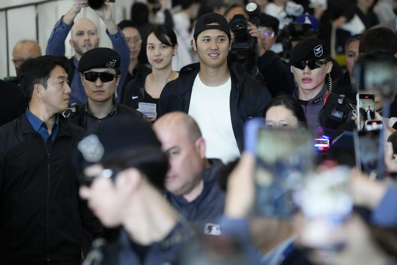 新妻（中央左）とともに韓国・仁川空港に到着したドジャース大谷翔平投手（AP）