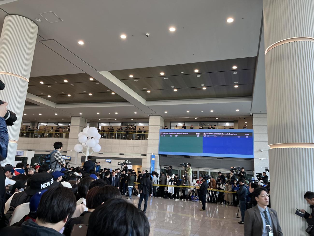 仁川国際空港で韓国・ソウル入りする大谷翔平投手らドジャースを待つファンと報道陣（撮影：斎藤直樹）