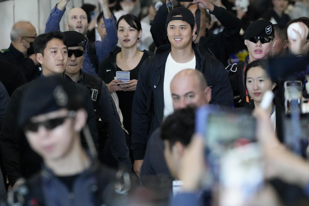 新妻（中央左）とともに韓国・仁川空港に到着したドジャース大谷翔平投手（AP）