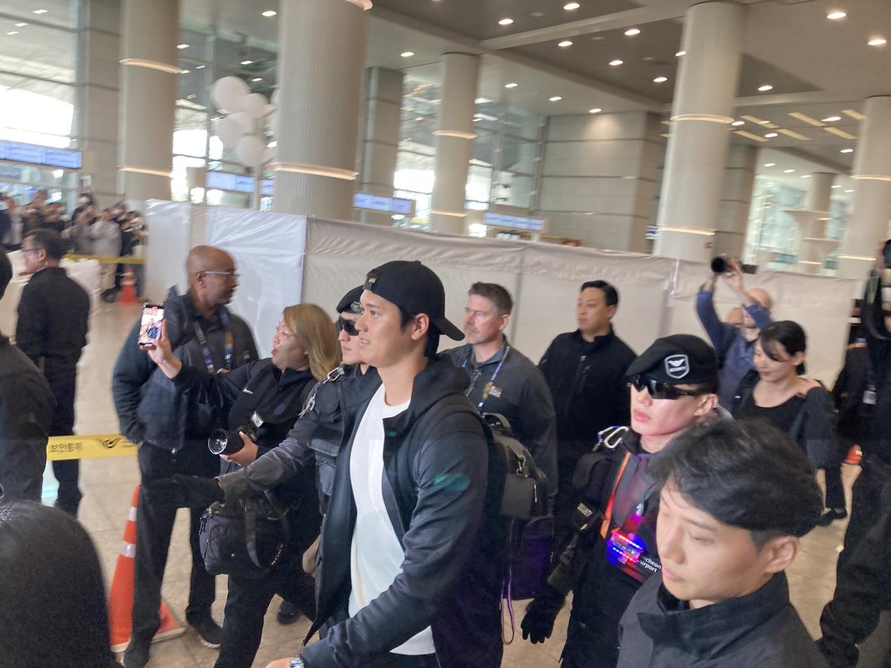 韓国・ソウル入りしたドジャース大谷翔平投手。少し間を置いて、新妻が大谷に続く（撮影：斎藤庸裕）
