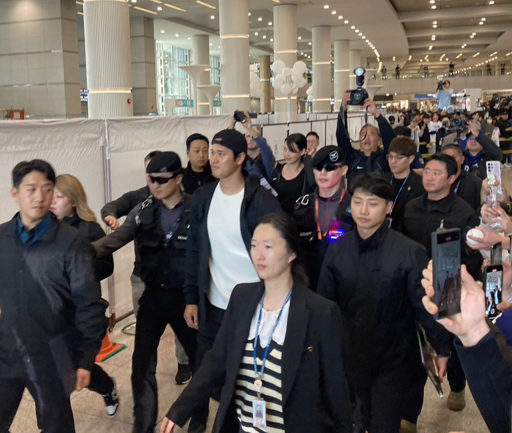 韓国・ソウル入りしたドジャース大谷翔平投手。少し間を置いて、新妻が大谷に続く（撮影：斎藤庸裕）