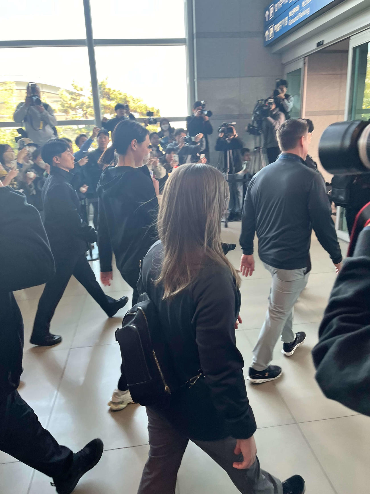 仁川国際空港で韓国・ソウル入りする大谷翔平投手から少し離れて歩く新妻（左から2人目）（撮影・斎藤直樹）