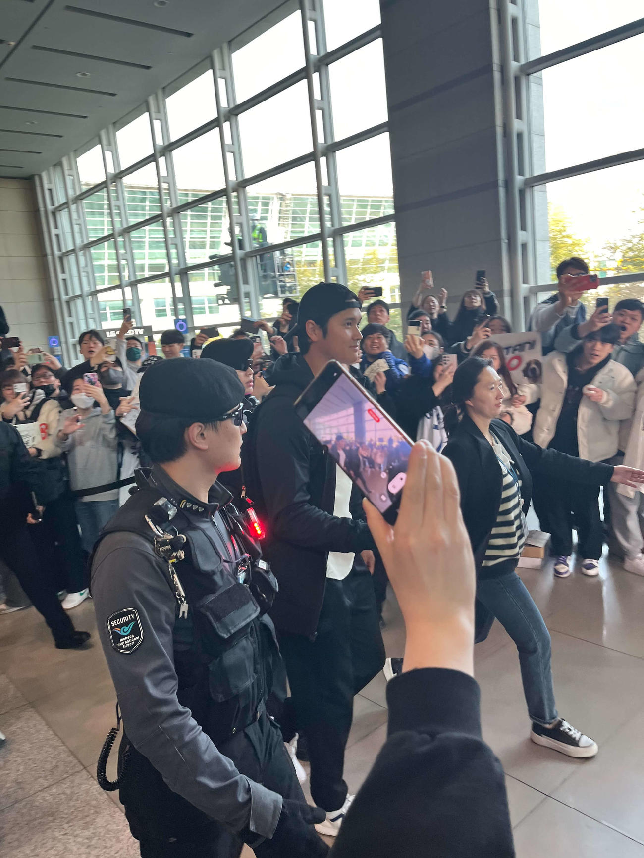 ガードマンに囲まれながら、仁川国際空港で韓国・ソウル入りする大谷翔平投手（撮影・斎藤直樹）