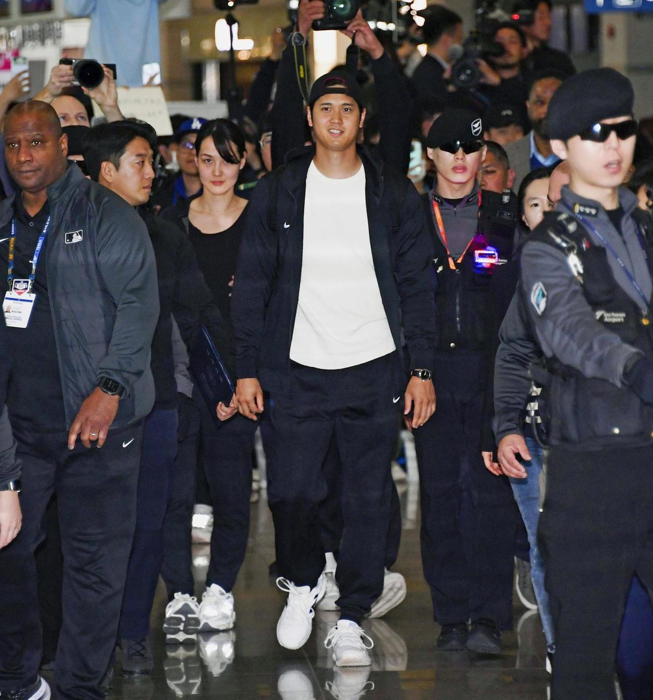 韓国・仁川国際空港に到着した米大リーグ、ドジャースの大谷翔平（中央）と妻（その左）（共同）