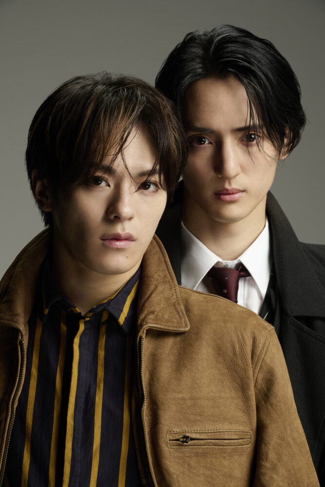 音楽劇「A BETTER TOMORROW　－男たちの挽歌－」にダブル主演するTravis Japanの松倉海斗（左）と川島如恵留（右）