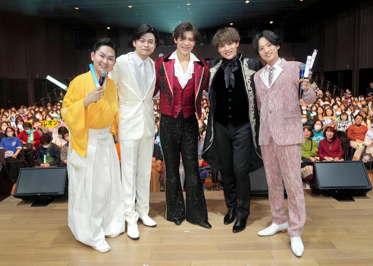 コンサートを行った「演歌第7世代」の左から彩青、二見颯一、新浜レオン、辰巳ゆうと、青山新
