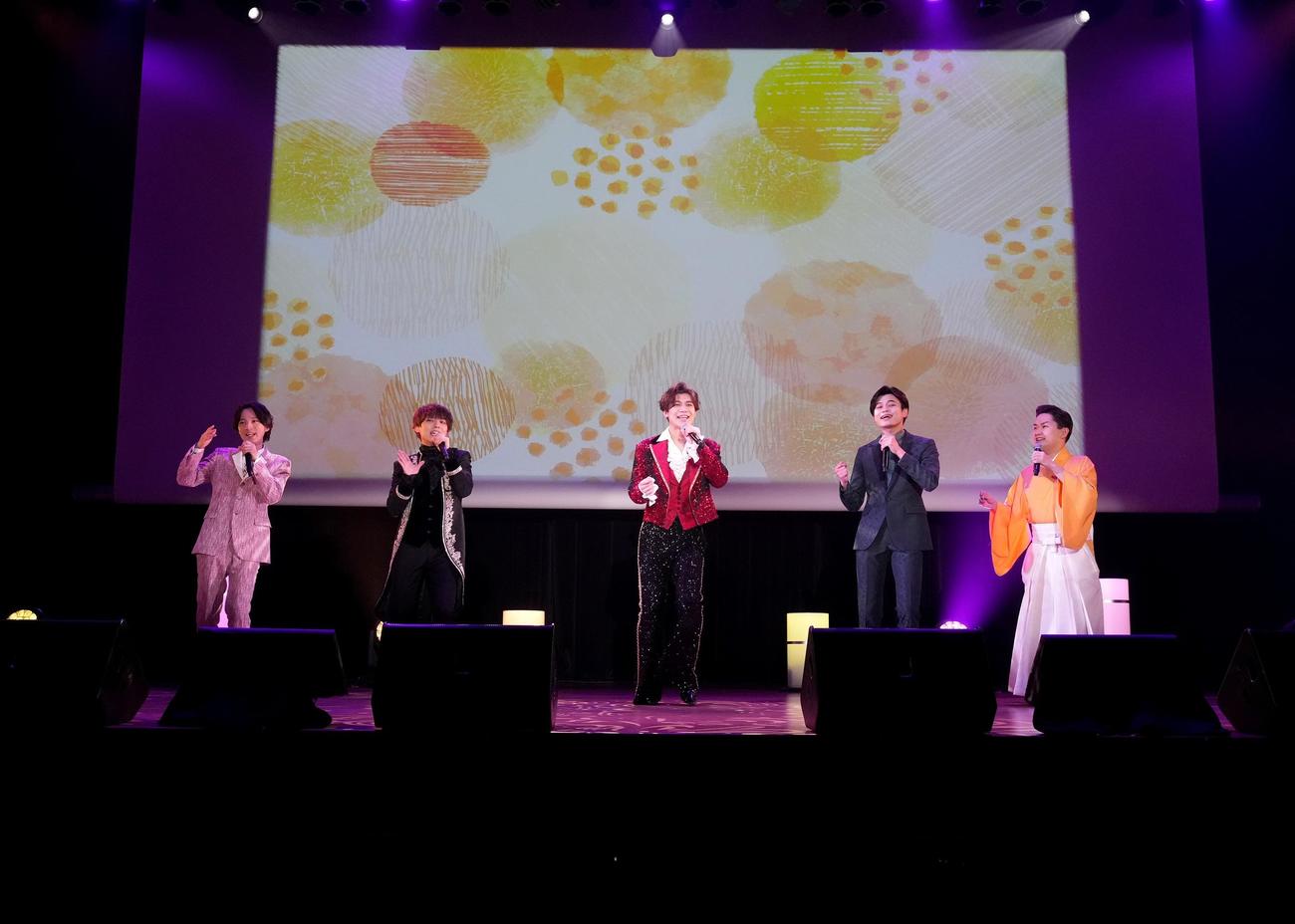 コンサートを行った「演歌第7世代」の右から彩青、二見颯一、新浜レオン、辰巳ゆうと、青山新