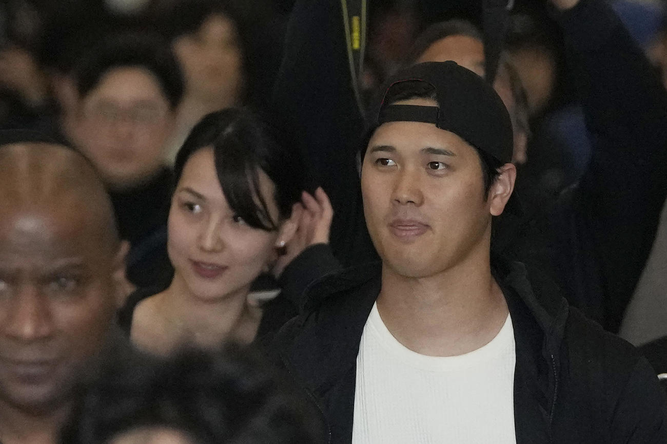 韓国・仁川空港に到着したドジャース大谷翔平（右）と新妻（左）（AP）
