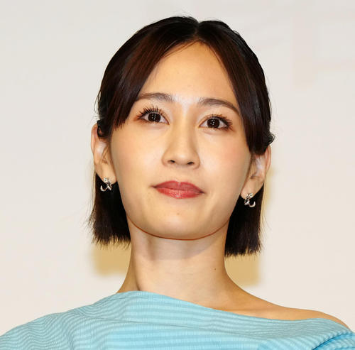 前田敦子、Marimekkoのショーを水色のさわやかコーデで鑑賞「元気で穏やかな雰囲気」