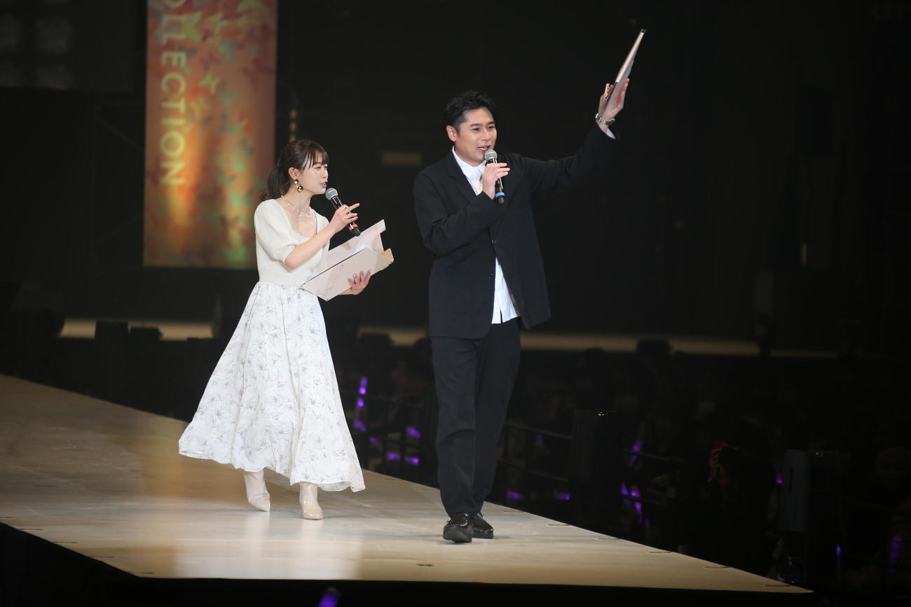 平成ノブシコブシの吉村（右）と、ABEMA西村アナは息の合った司会で盛り上げる（撮影・中島洋尚）