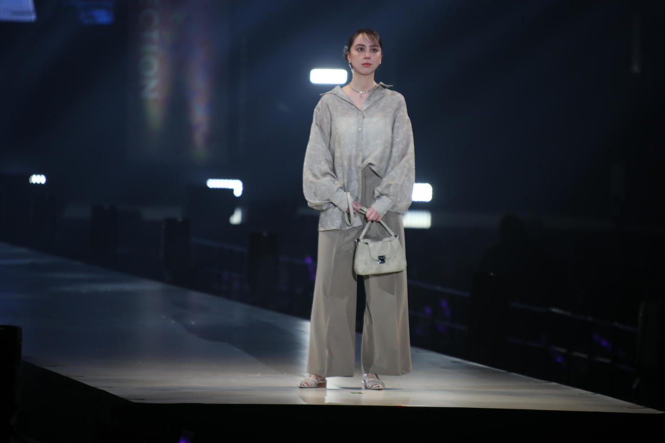 HTBの土屋アナウンサーは、ランウエーでポーズ（撮影・中島洋尚）