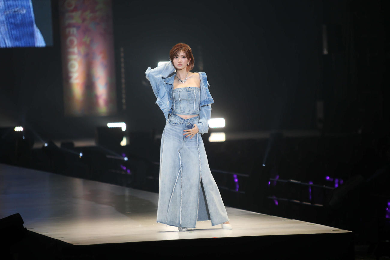 HIMEKAは、ポースをとる（撮影・中島洋尚）