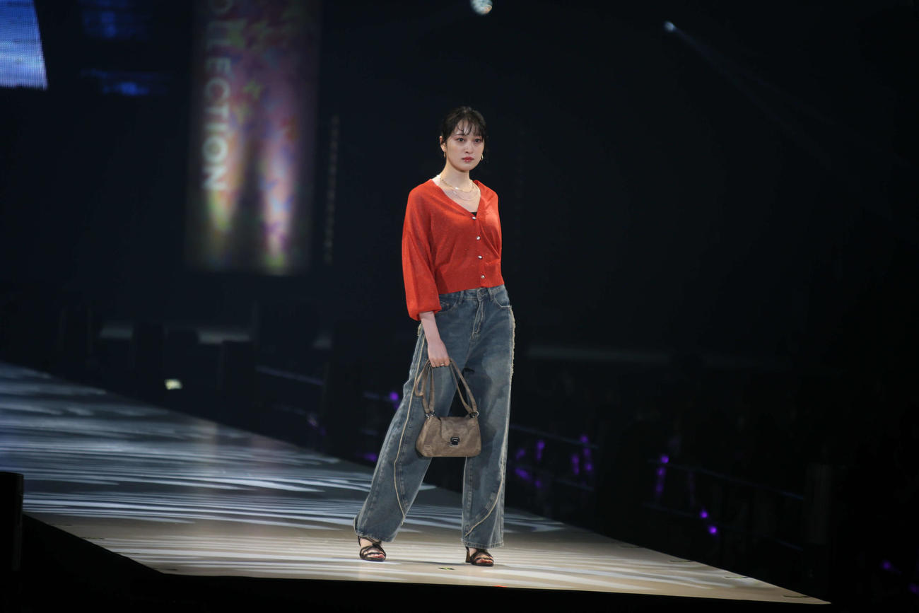 彩永あいりは、ランウエーでポーズ（撮影・中島洋尚）