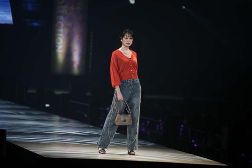 彩永あいりは、ランウエーでポーズ（撮影・中島洋尚）