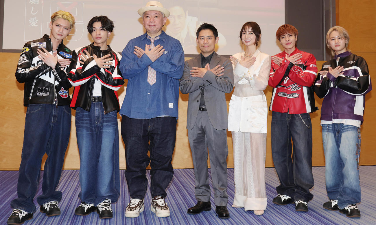 テレビ朝日系ドラマ「離婚しない男」最終回を前に会見した、左からWOLF HOWL HARMONYのRYOJI、GHEE、鈴木おさむ氏、伊藤淳史、篠田麻里子、WOLF HOWL HARMONYのSUZUKI、HIROTO（撮影・野上伸悟）