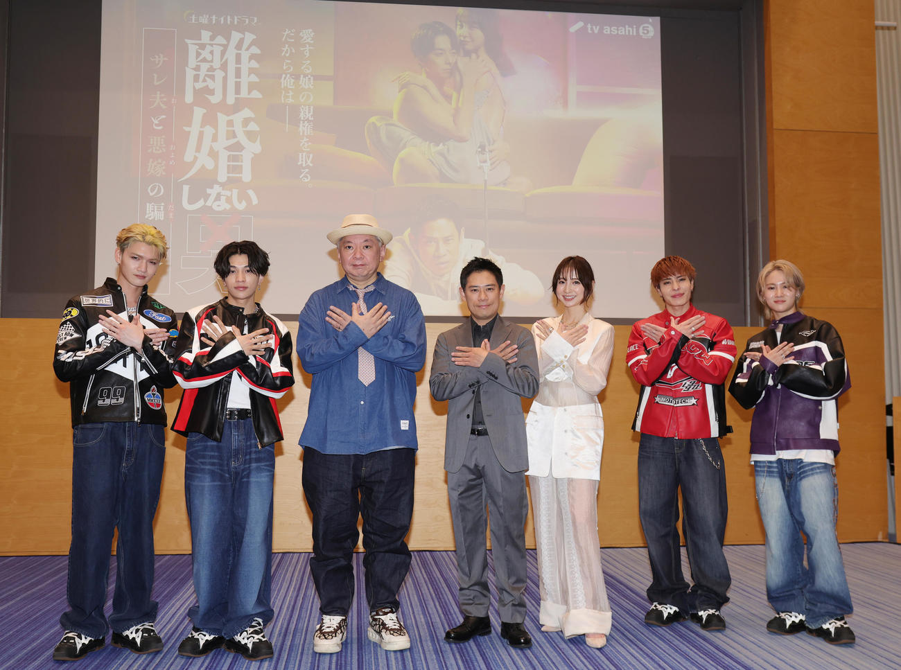 テレビ朝日系ドラマ「離婚しない男」最終回を前に会見した、左からWOLF HOWL HARMONYのRYOJI、GHEE、鈴木おさむ氏、伊藤淳史、篠田麻里子、WOLF HOWL HARMONYのSUZUKI、HIROTO（撮影・野上伸悟）