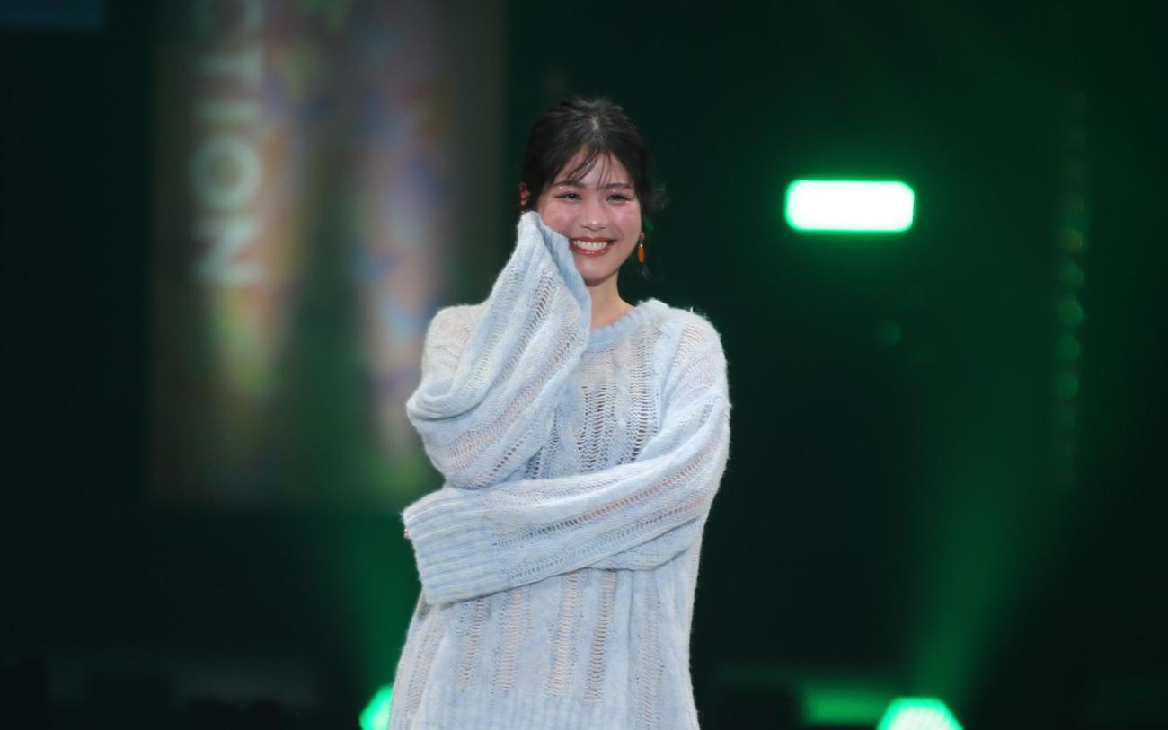 滝谷美夢はランウエーでポーズ（撮影・中島洋尚）