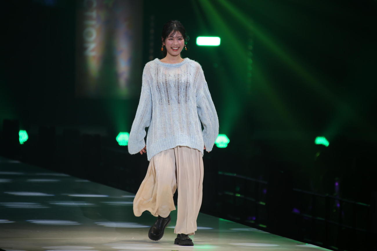 滝谷美夢は初体験のランウエーを笑顔で歩く（撮影・中島洋尚）
