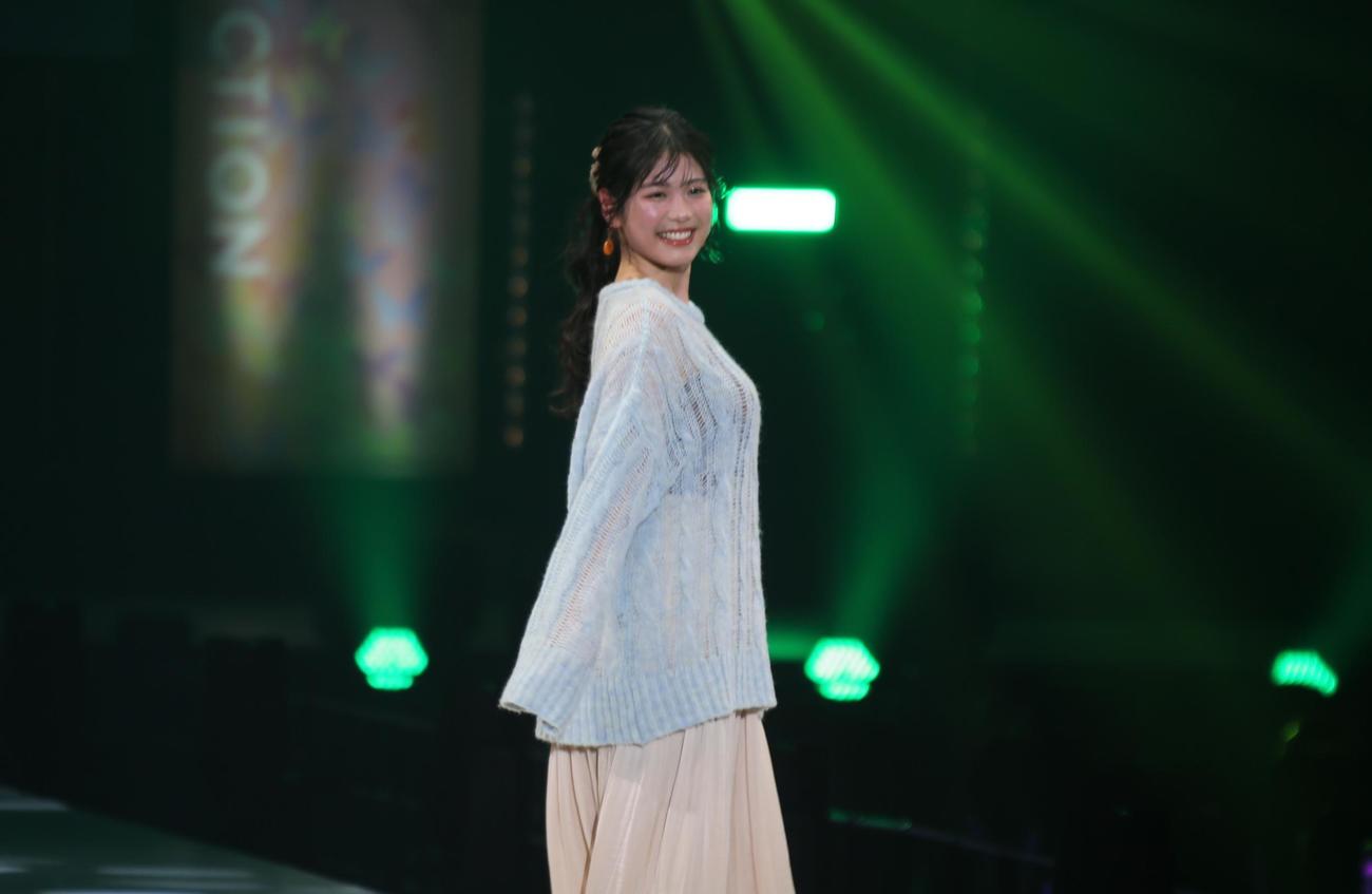 滝谷美夢は初体験のランウエーで笑顔を振りまく（撮影・中島洋尚）