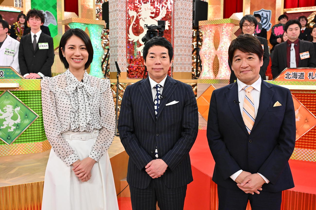 「全日本高校先生クイズ選手権2024」のMCを務めた左から松下奈緒、今田耕司、林修氏（C）MBSテレビ