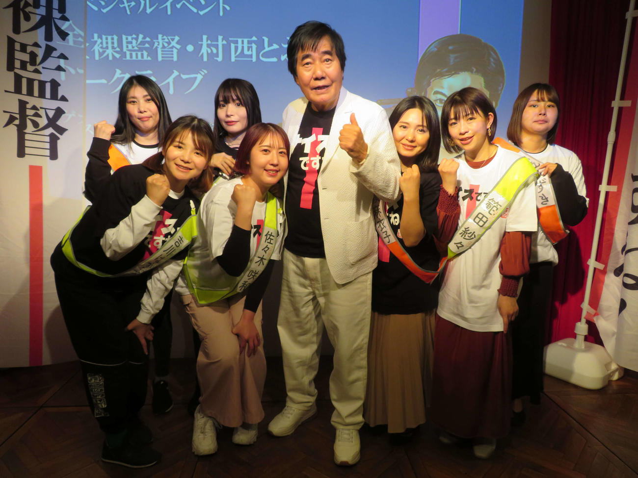 「AV新法改正『ナイスですね！』演説イベント」を開いた村西とおる監督と女優陣（撮影・村上幸将）