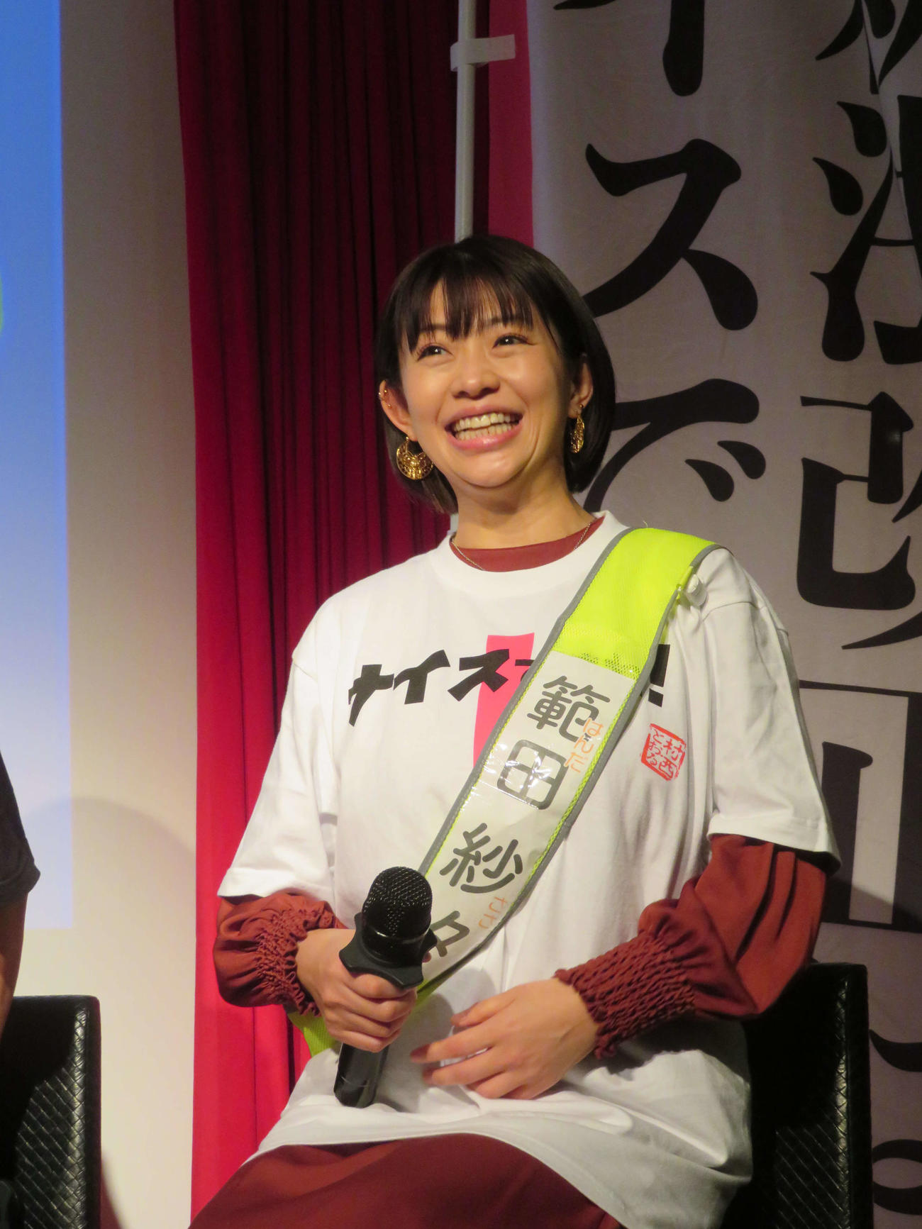 「AV新法改正『ナイスですね！』演説イベントで笑みを浮かべる範田紗々（撮影・村上幸将）